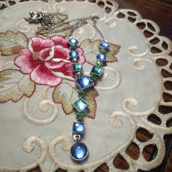 *** Vintage Avon Green & Blue Stones on Silver Drop Pendant Necklace - Picture 4 of 8